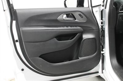 2025 Chrysler Pacifica Select   - Photo 15 - Magnolia, AR 71753