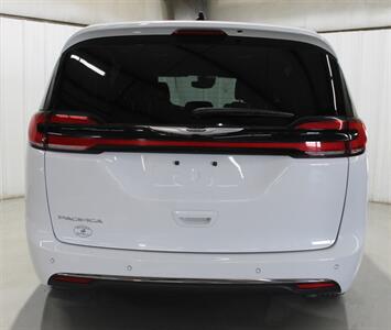 2025 Chrysler Pacifica Select   - Photo 9 - Magnolia, AR 71753