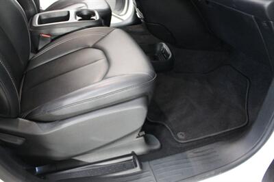 2025 Chrysler Pacifica Select   - Photo 13 - Magnolia, AR 71753