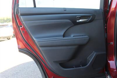 2025 Toyota Highlander XLE   - Photo 14 - Magnolia, AR 71753