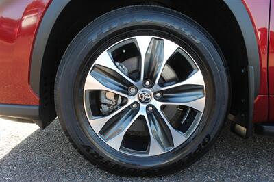 2025 Toyota Highlander XLE   - Photo 8 - Magnolia, AR 71753