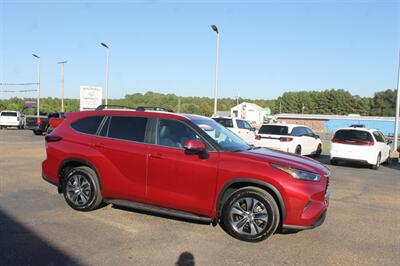 2025 Toyota Highlander XLE   - Photo 4 - Magnolia, AR 71753