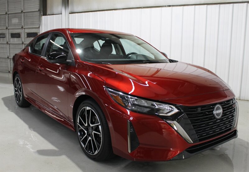 2025 Nissan Sentra SR CVT's photo