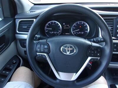 2017 Toyota Highlander LE Plus   - Photo 9 - Tulsa, OK 74112