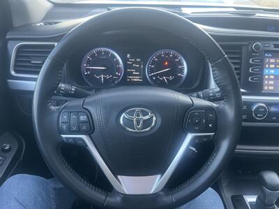 2017 Toyota Highlander XLE   - Photo 9 - Tulsa, OK 74112