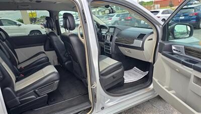 2010 Chrysler Town & Country Touring Plus   - Photo 11 - Tulsa, OK 74112