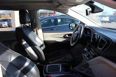 2017 Chrysler Pacifica Limited   - Photo 18 - Tulsa, OK 74112