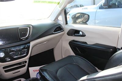 2017 Chrysler Pacifica Limited   - Photo 38 - Tulsa, OK 74112
