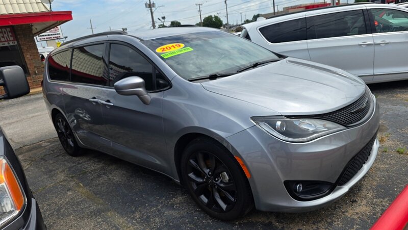 2019 Chrysler Pacifica Touring Plus   - Photo 1 - Tulsa, OK 74112