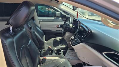 2017 Chrysler Pacifica Touring-L   - Photo 9 - Tulsa, OK 74112