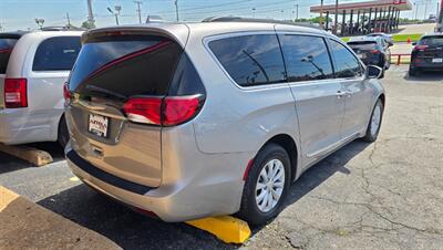 2017 Chrysler Pacifica Touring-L   - Photo 4 - Tulsa, OK 74112