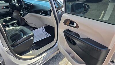 2017 Chrysler Pacifica Touring-L   - Photo 10 - Tulsa, OK 74112