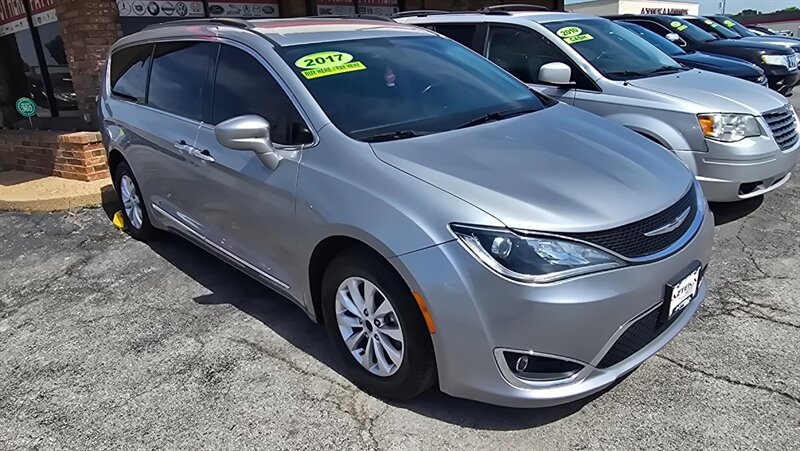 2017 Chrysler Pacifica Touring-L   - Photo 1 - Tulsa, OK 74112