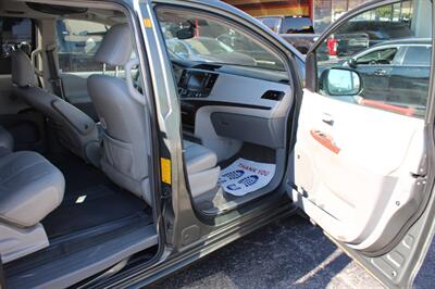 2011 Toyota Sienna XLE 8-Passenger - Photo 17 - Tulsa, OK 74112