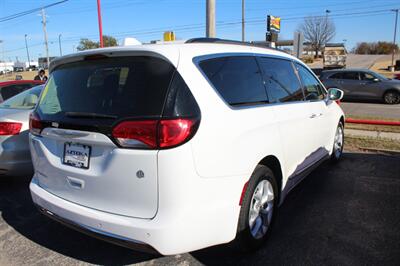 2017 Chrysler Pacifica Touring-L - Photo 2 - Tulsa, OK 74112