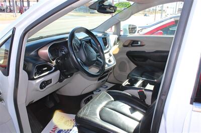 2017 Chrysler Pacifica Touring-L - Photo 10 - Tulsa, OK 74112