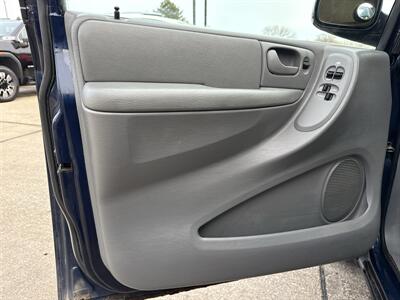 2005 Chrysler Town & Country Touring   - Photo 15 - South Sioux City, NE 68776
