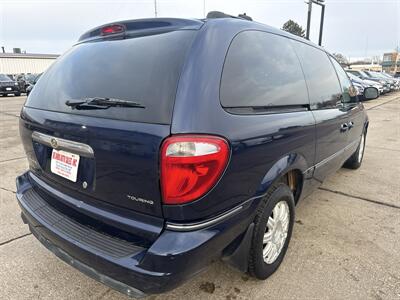 2005 Chrysler Town & Country Touring   - Photo 7 - South Sioux City, NE 68776