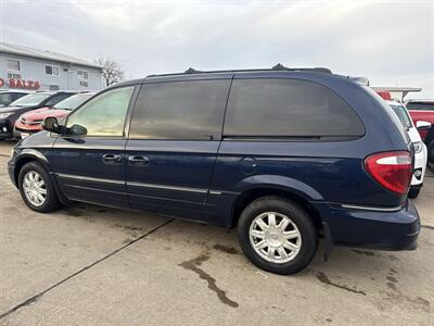 2005 Chrysler Town & Country Touring   - Photo 4 - South Sioux City, NE 68776
