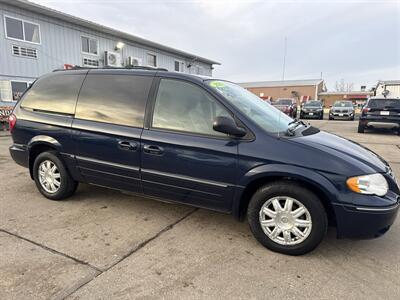 2005 Chrysler Town & Country Touring   - Photo 10 - South Sioux City, NE 68776