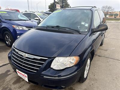 2005 Chrysler Town & Country Touring   - Photo 1 - South Sioux City, NE 68776