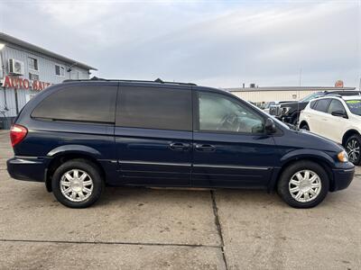 2005 Chrysler Town & Country Touring   - Photo 9 - South Sioux City, NE 68776