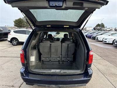 2005 Chrysler Town & Country Touring   - Photo 18 - South Sioux City, NE 68776