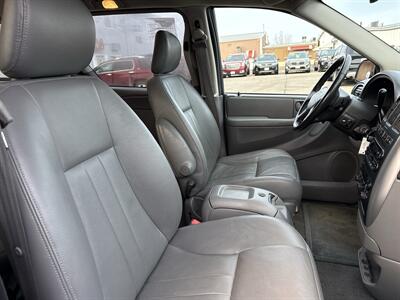 2005 Chrysler Town & Country Touring   - Photo 19 - South Sioux City, NE 68776
