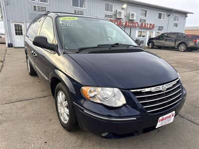 2005 Chrysler Town & Country Touring   - Photo 11 - South Sioux City, NE 68776