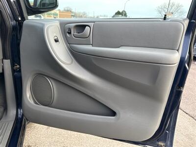 2005 Chrysler Town & Country Touring   - Photo 20 - South Sioux City, NE 68776