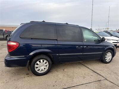 2005 Chrysler Town & Country Touring   - Photo 8 - South Sioux City, NE 68776