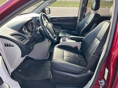 2015 Chrysler Town & Country Touring   - Photo 10 - South Sioux City, NE 68776
