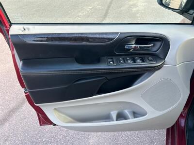 2015 Chrysler Town & Country Touring   - Photo 11 - South Sioux City, NE 68776
