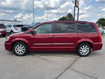 2015 Chrysler Town & Country Touring   - Photo 2 - South Sioux City, NE 68776