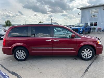 2015 Chrysler Town & Country Touring   - Photo 6 - South Sioux City, NE 68776