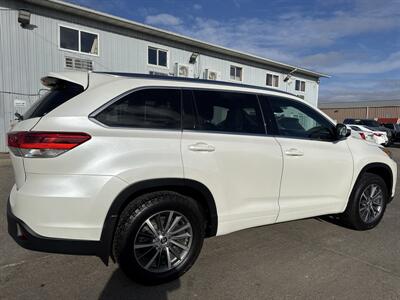 2017 Toyota Highlander XLE   - Photo 8 - South Sioux City, NE 68776