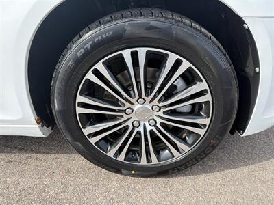 2014 Chrysler 300 Series S   - Photo 13 - South Sioux City, NE 68776