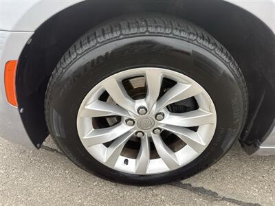 2015 Chrysler 300 Limited   - Photo 13 - South Sioux City, NE 68776