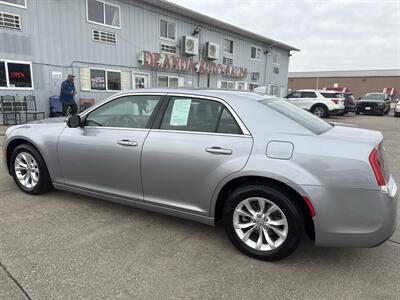 2015 Chrysler 300 Limited   - Photo 4 - South Sioux City, NE 68776