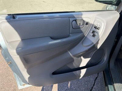 2005 Chrysler Town & Country Touring   - Photo 19 - South Sioux City, NE 68776