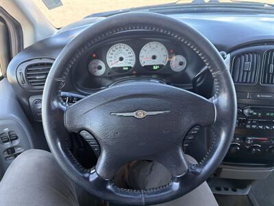 2005 Chrysler Town & Country Touring   - Photo 28 - South Sioux City, NE 68776