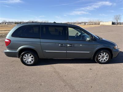 2005 Chrysler Town & Country Touring   - Photo 9 - South Sioux City, NE 68776