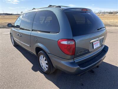 2005 Chrysler Town & Country Touring   - Photo 5 - South Sioux City, NE 68776