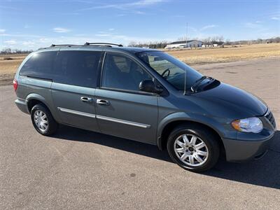2005 Chrysler Town & Country Touring   - Photo 10 - South Sioux City, NE 68776