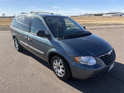 2005 Chrysler Town & Country Touring   - Photo 11 - South Sioux City, NE 68776