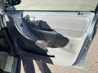 2005 Chrysler Town & Country Touring   - Photo 27 - South Sioux City, NE 68776