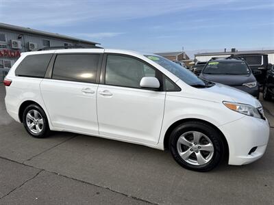 2017 Toyota Sienna LE Mobility 7-Passenger   - Photo 10 - South Sioux City, NE 68776