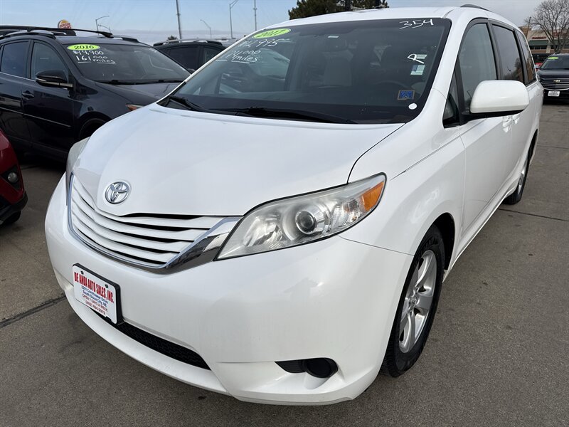 2017 Toyota Sienna LE Mobility 7-Passenger   - Photo 1 - South Sioux City, NE 68776