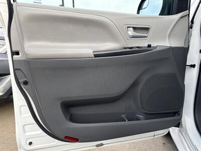 2017 Toyota Sienna LE Mobility 7-Passenger   - Photo 15 - South Sioux City, NE 68776