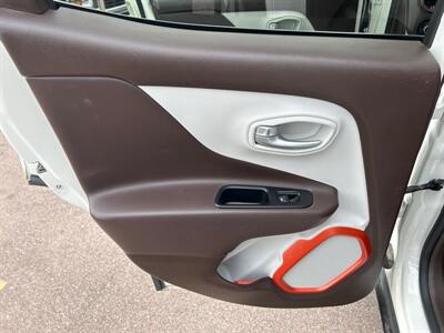 2017 Jeep Renegade Limited   - Photo 13 - South Sioux City, NE 68776